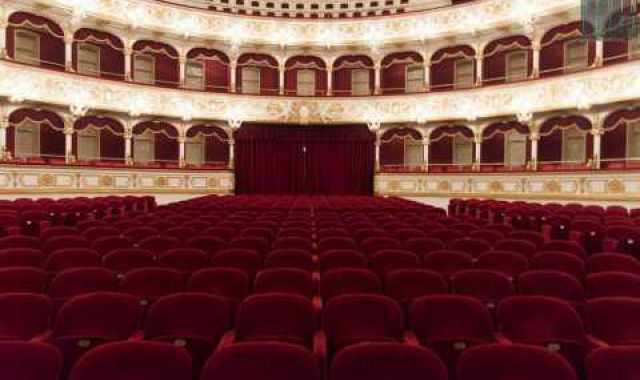 Bari, il Petruzzelli apre le porte ai visitatori: ogni weekend tour alla scoperta del teatro